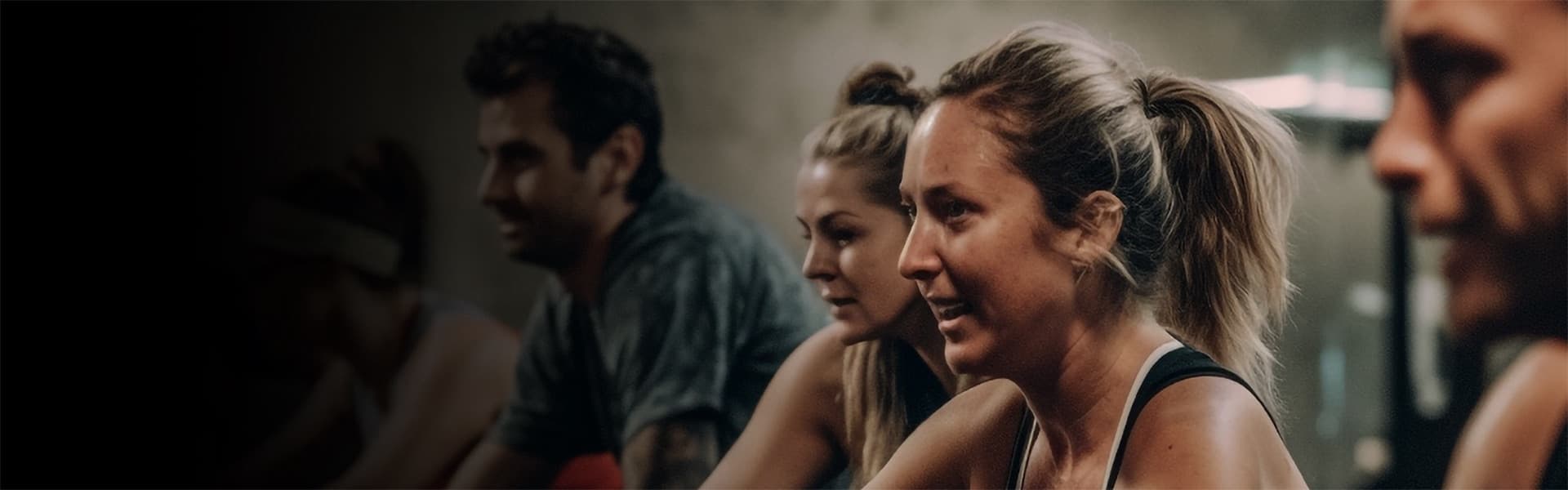 Personas entrenando en un gimnasio