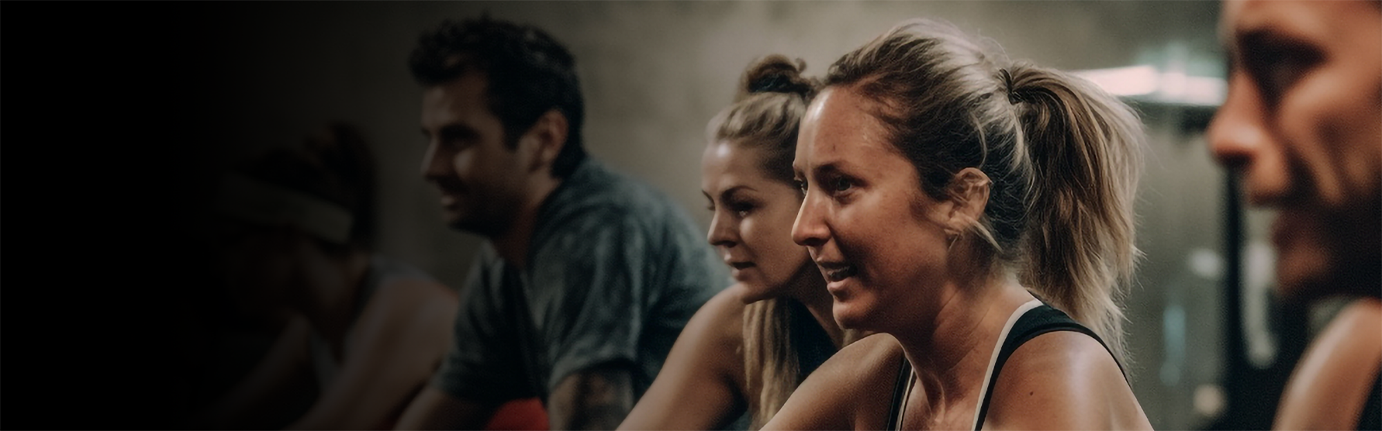 Personas entrenando juntas en un gimnasio